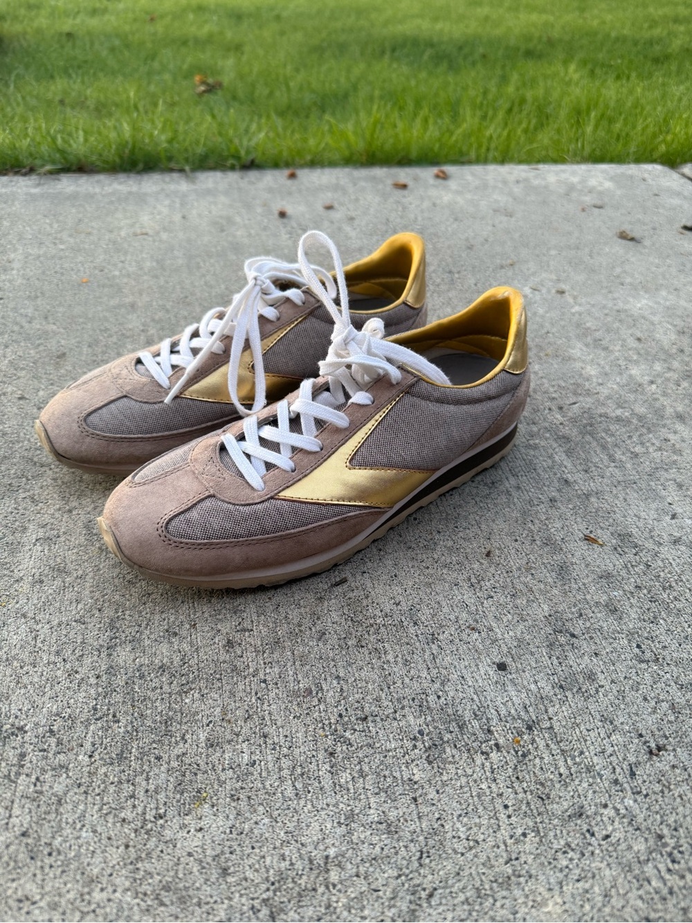 Brooks Women’s Retro Vanguard beige and gold sneakers